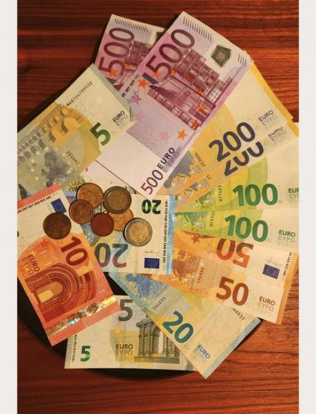 比较多可以带多少欧元现金出国?
